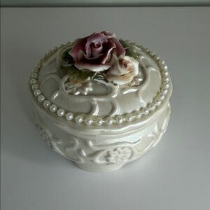 Elegant Pearl-Trimmed trinket box with Rose Design